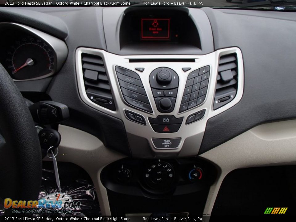 2013 Ford Fiesta SE Sedan Oxford White / Charcoal Black/Light Stone Photo #16