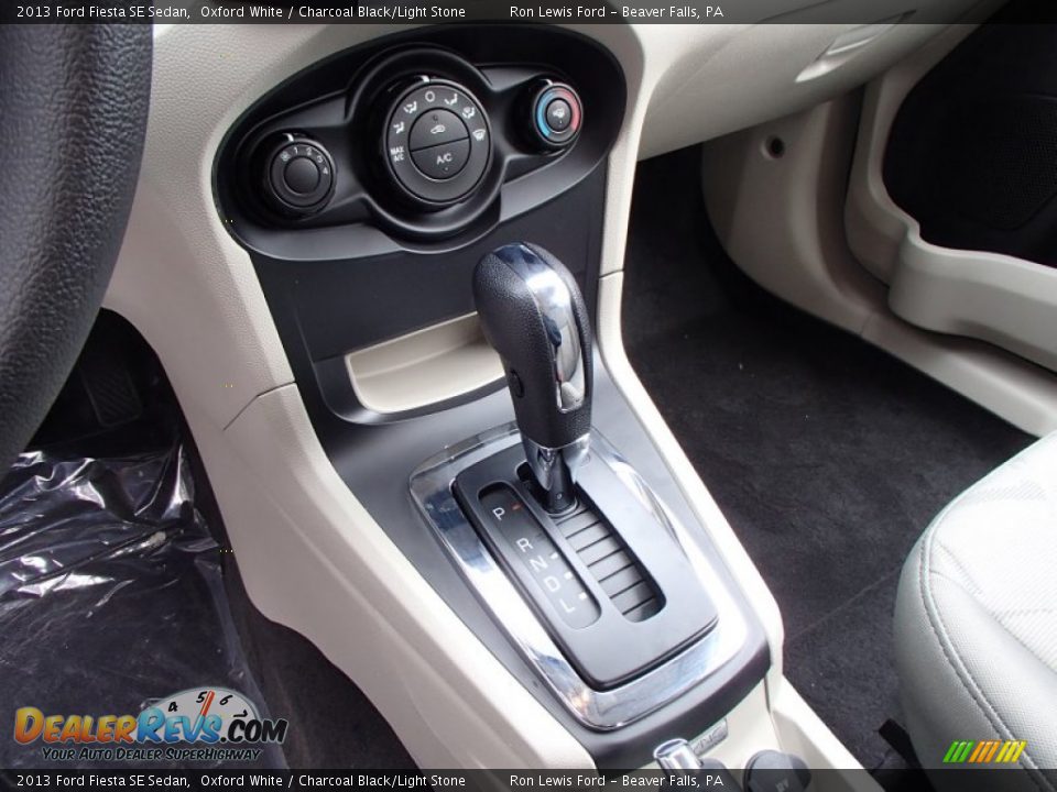 2013 Ford Fiesta SE Sedan Oxford White / Charcoal Black/Light Stone Photo #17