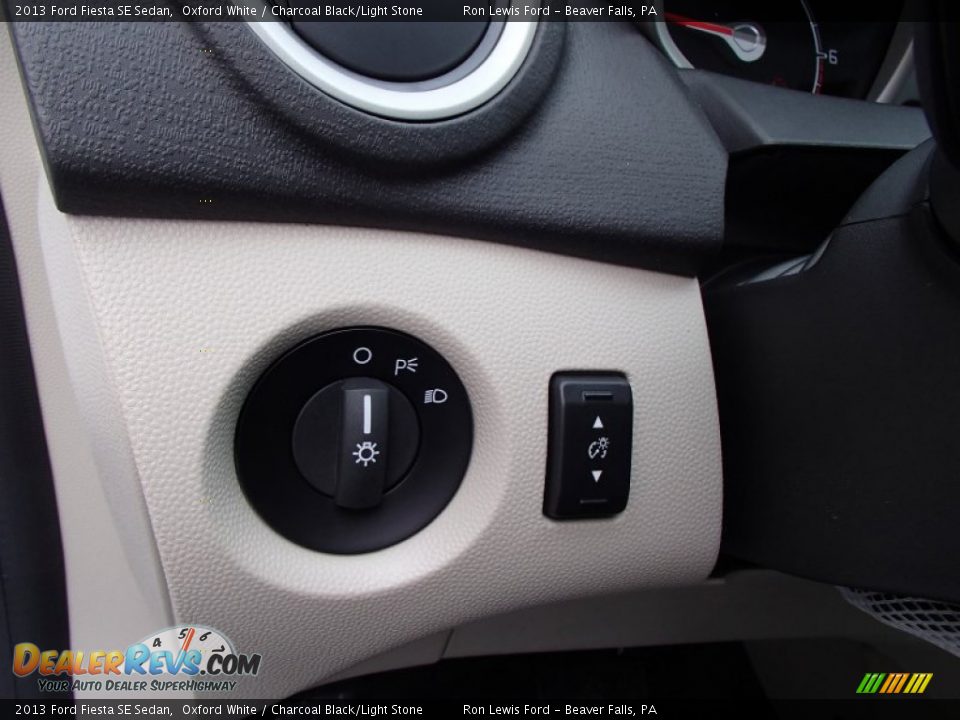 2013 Ford Fiesta SE Sedan Oxford White / Charcoal Black/Light Stone Photo #19
