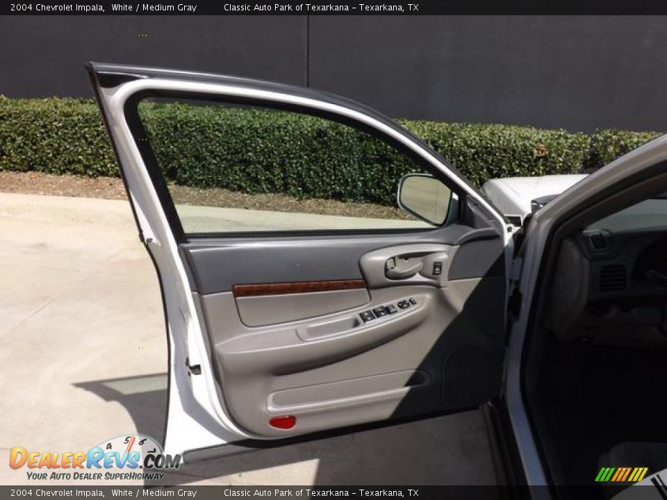 2004 Chevrolet Impala White / Medium Gray Photo #24