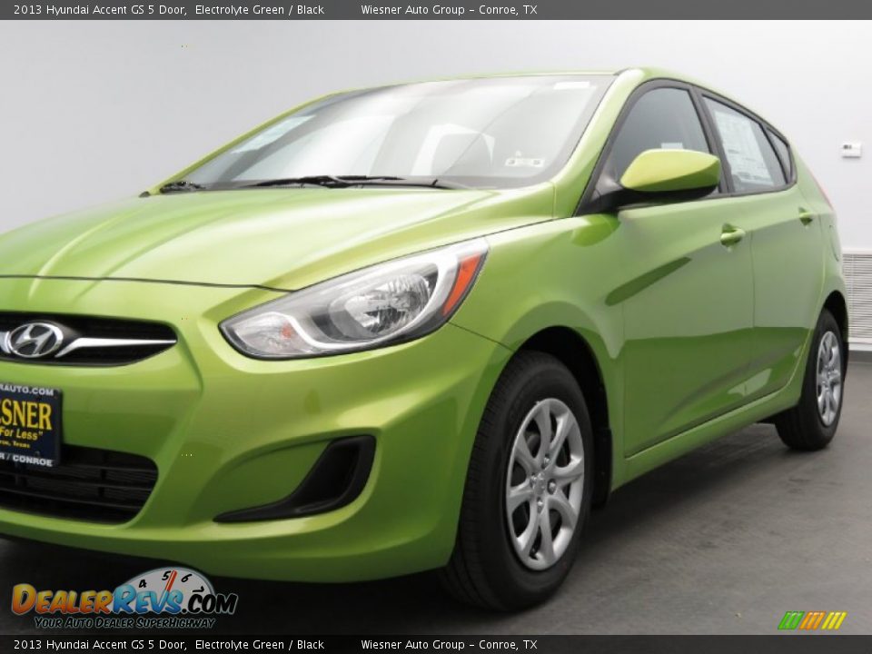 2013 Hyundai Accent GS 5 Door Electrolyte Green / Black Photo #2
