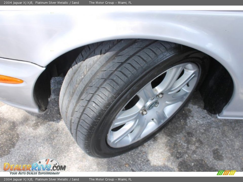 2004 Jaguar XJ XJ8 Platinum Silver Metallic / Sand Photo #23