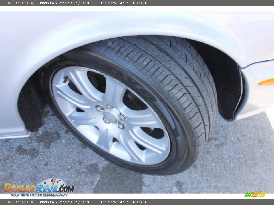 2004 Jaguar XJ XJ8 Platinum Silver Metallic / Sand Photo #24