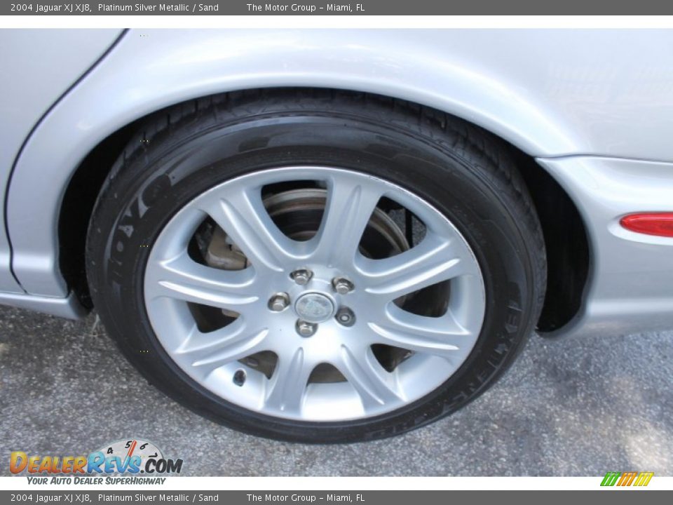 2004 Jaguar XJ XJ8 Platinum Silver Metallic / Sand Photo #25