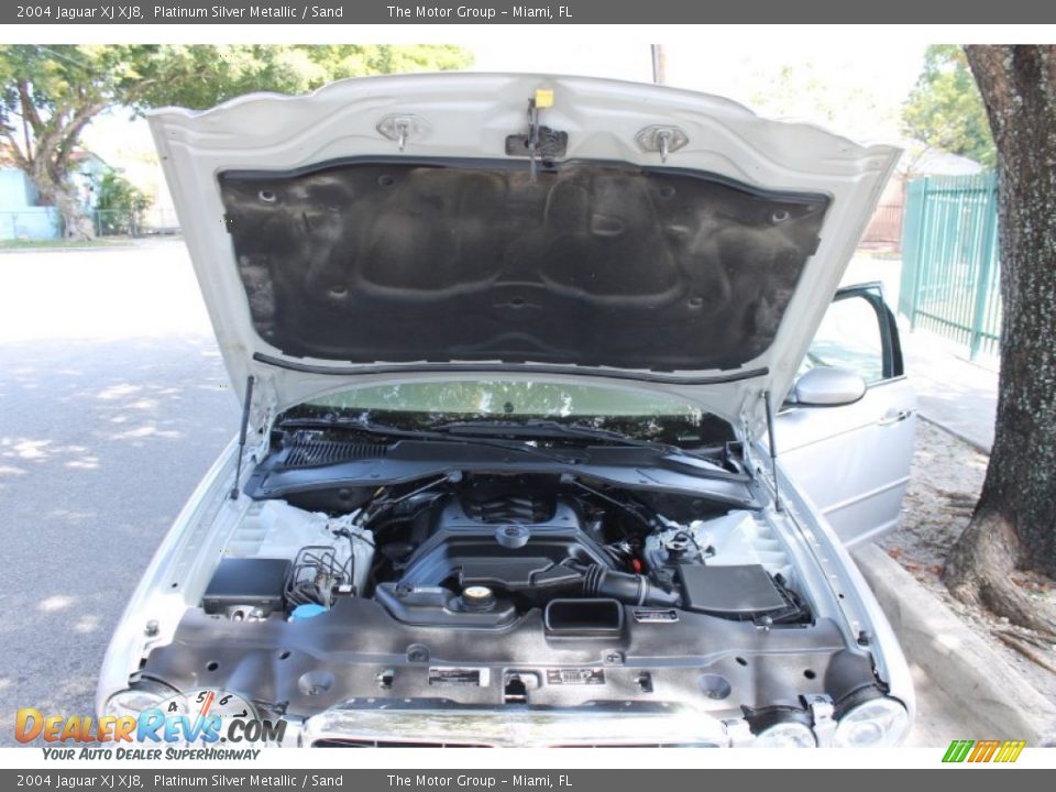 2004 Jaguar XJ XJ8 Platinum Silver Metallic / Sand Photo #27