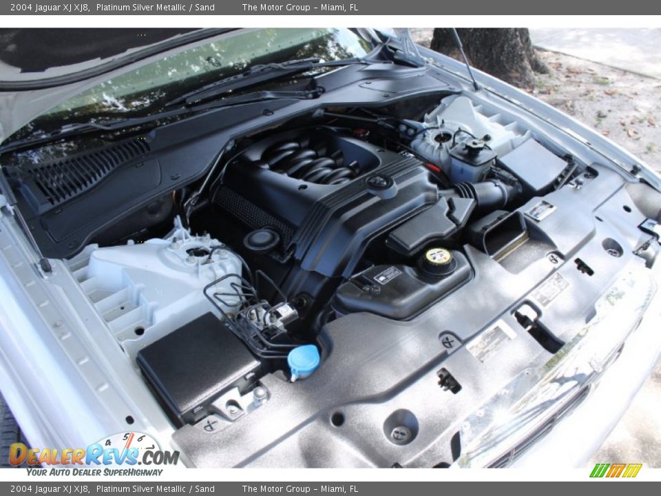 2004 Jaguar XJ XJ8 Platinum Silver Metallic / Sand Photo #28