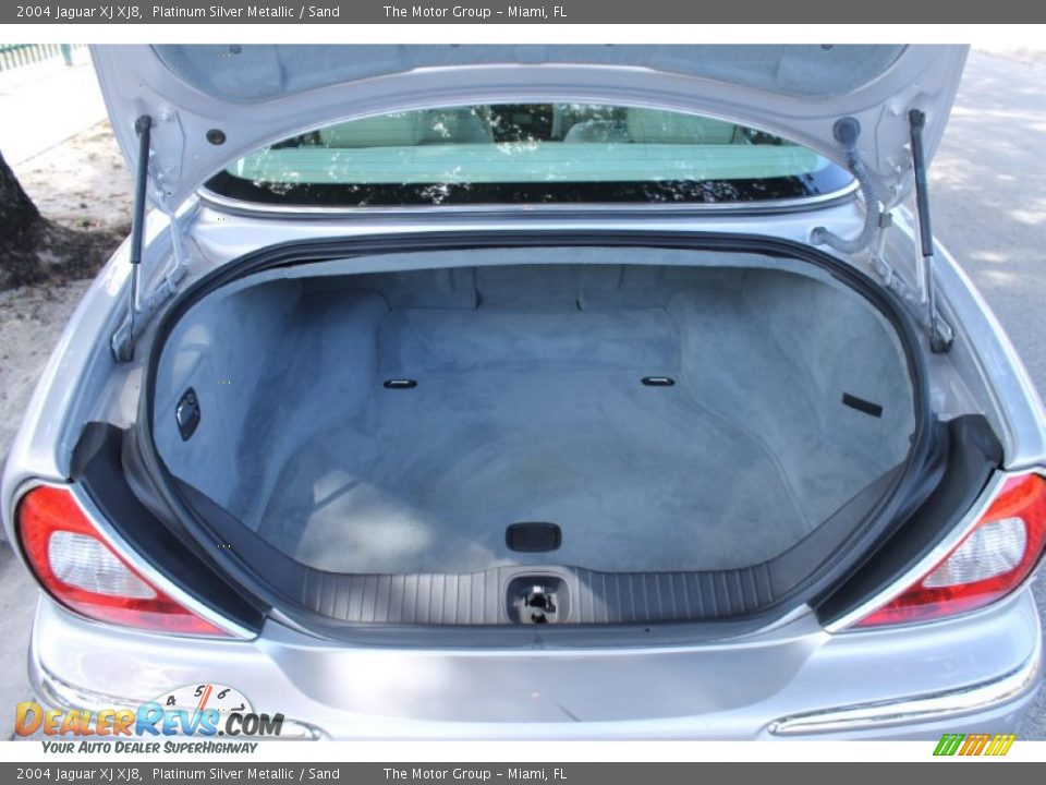 2004 Jaguar XJ XJ8 Platinum Silver Metallic / Sand Photo #32