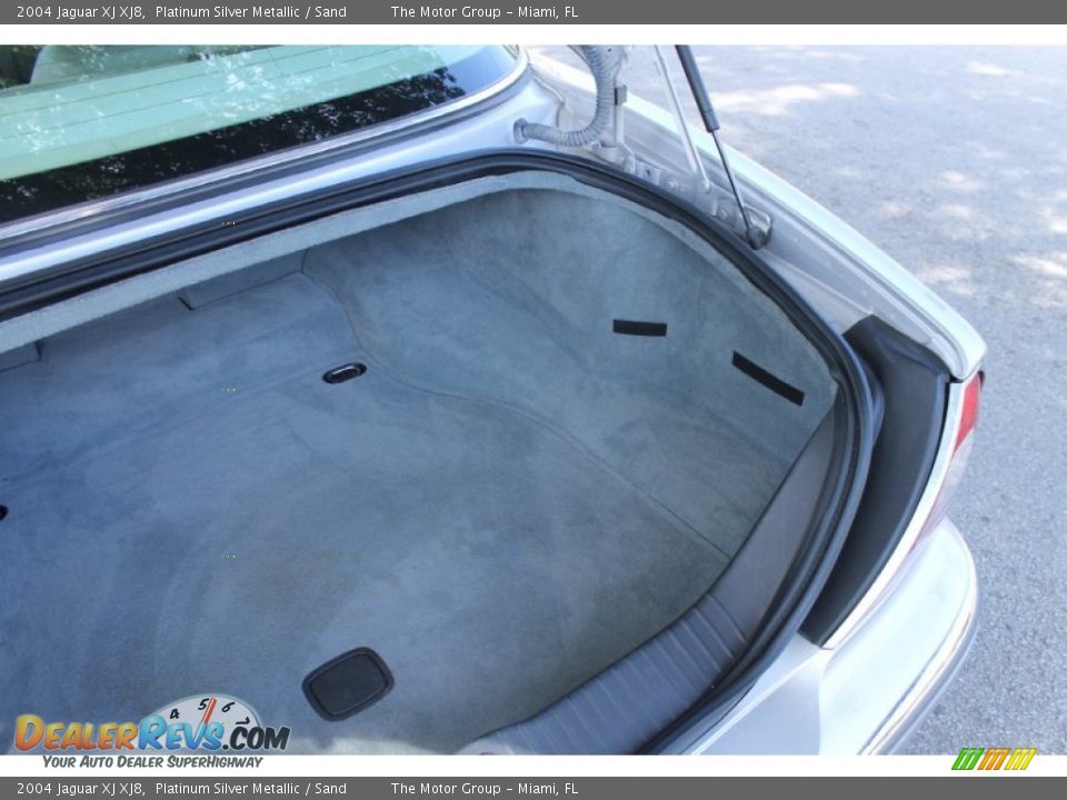 2004 Jaguar XJ XJ8 Platinum Silver Metallic / Sand Photo #33
