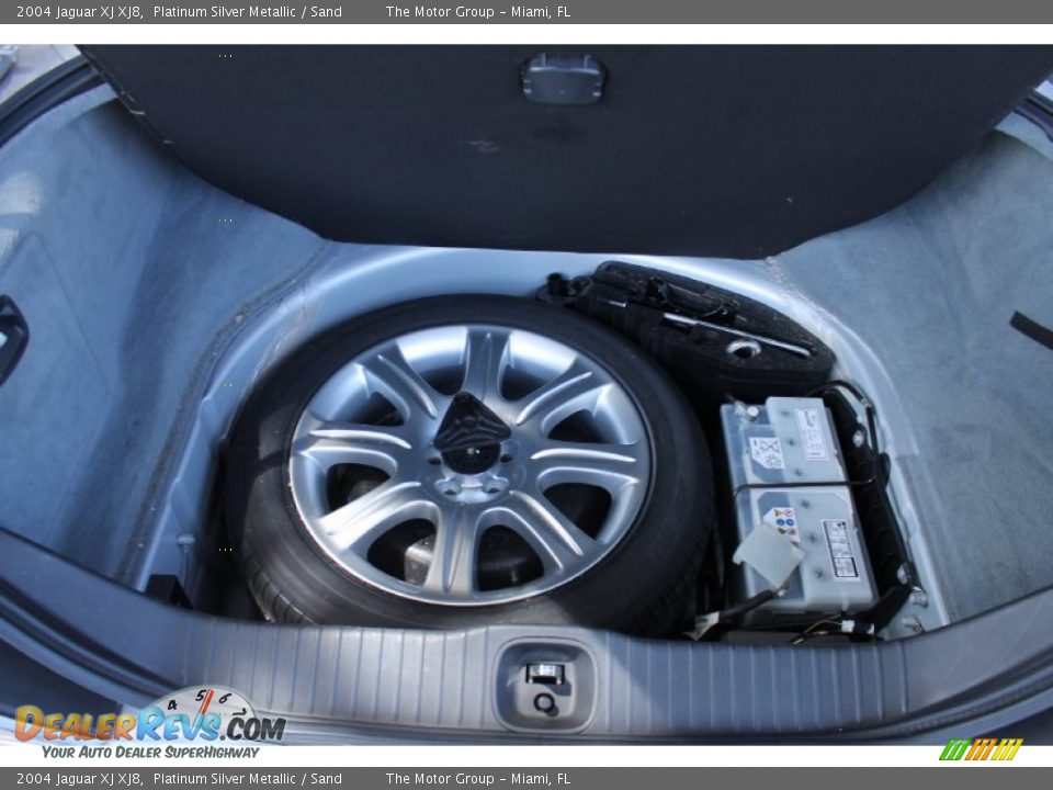2004 Jaguar XJ XJ8 Platinum Silver Metallic / Sand Photo #35