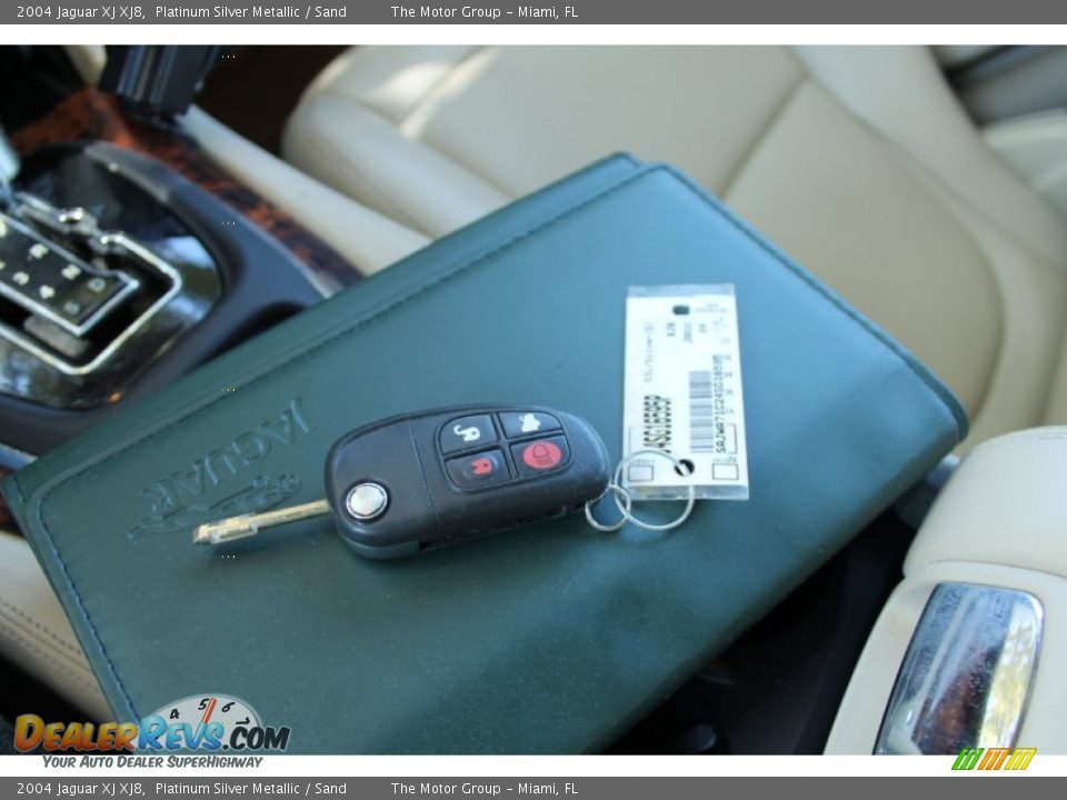 2004 Jaguar XJ XJ8 Platinum Silver Metallic / Sand Photo #36
