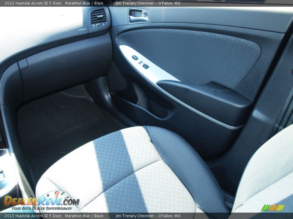 2013 Hyundai Accent SE 5 Door Marathon Blue / Black Photo #13