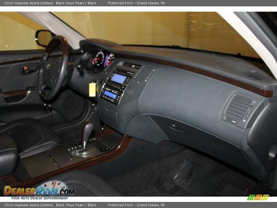 2010 Hyundai Azera Limited Black Onyx Pearl / Black Photo #28