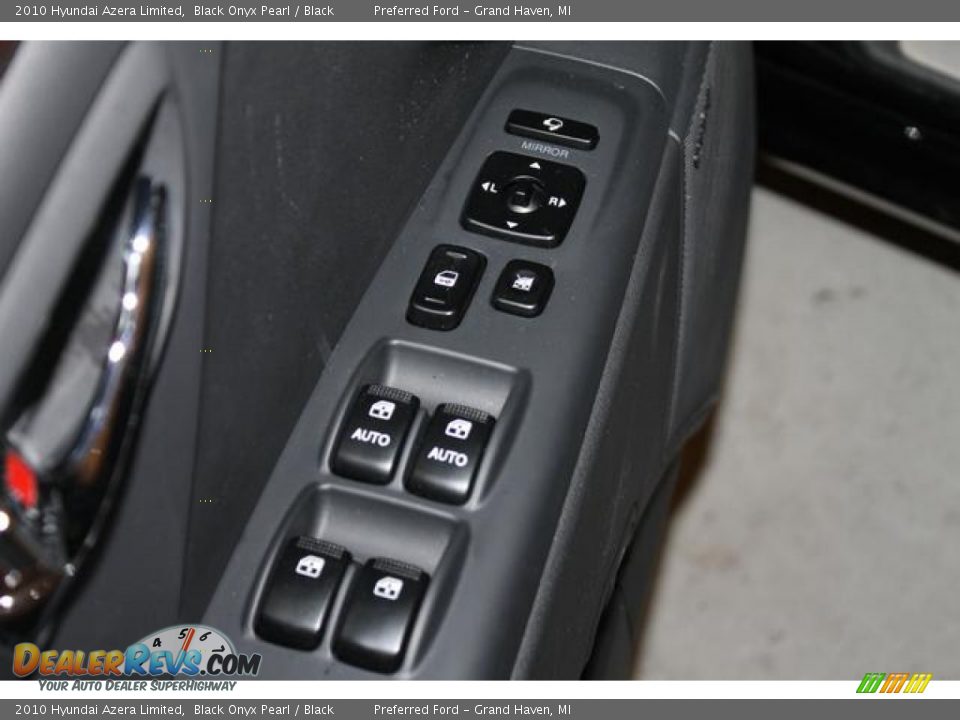 Controls of 2010 Hyundai Azera Limited Photo #33