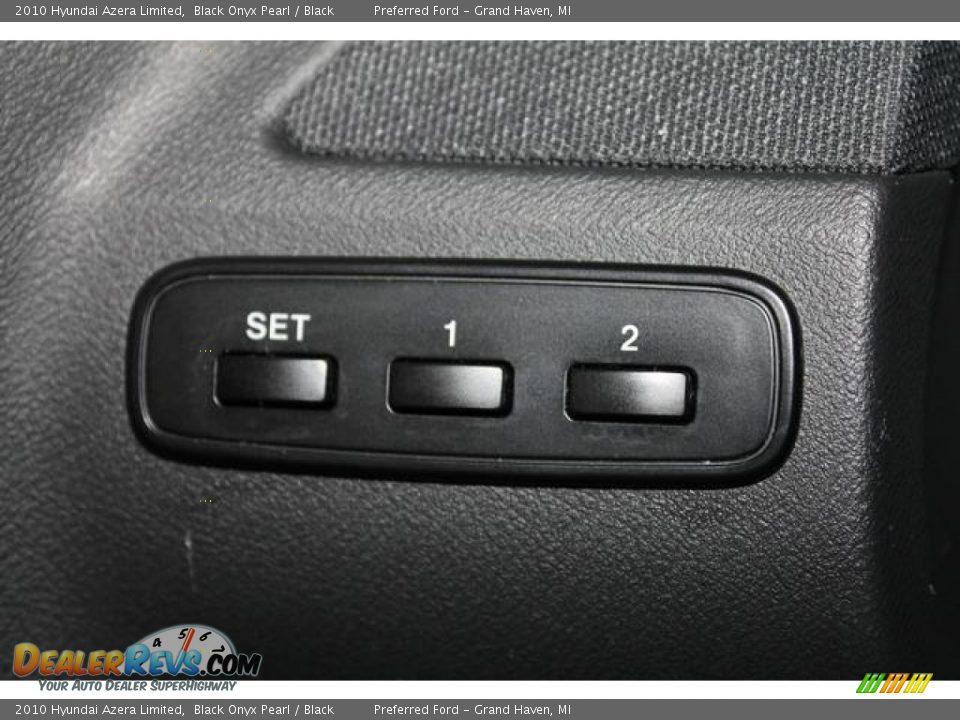 Controls of 2010 Hyundai Azera Limited Photo #34