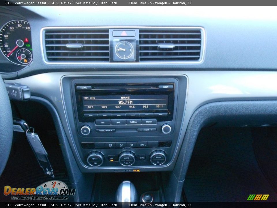 2012 Volkswagen Passat 2.5L S Reflex Silver Metallic / Titan Black Photo #16