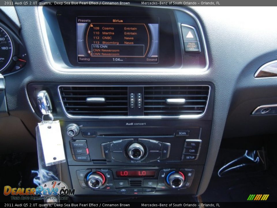 2011 Audi Q5 2.0T quattro Deep Sea Blue Pearl Effect / Cinnamon Brown Photo #24