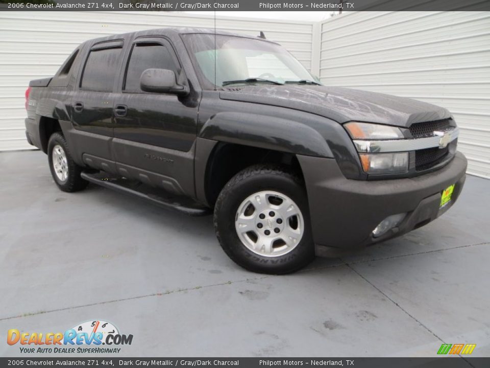 Front 3/4 View of 2006 Chevrolet Avalanche Z71 4x4 Photo #2