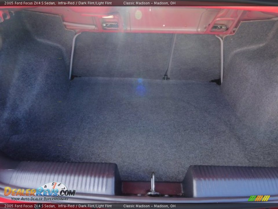 2005 Ford Focus ZX4 S Sedan Infra-Red / Dark Flint/Light Flint Photo #10