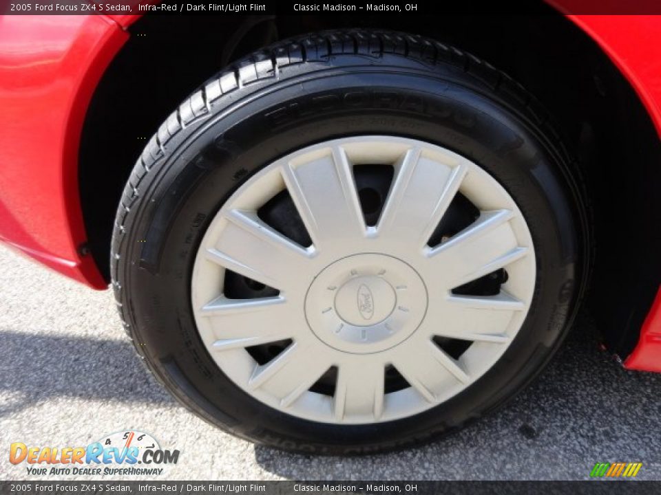 2005 Ford Focus ZX4 S Sedan Infra-Red / Dark Flint/Light Flint Photo #13