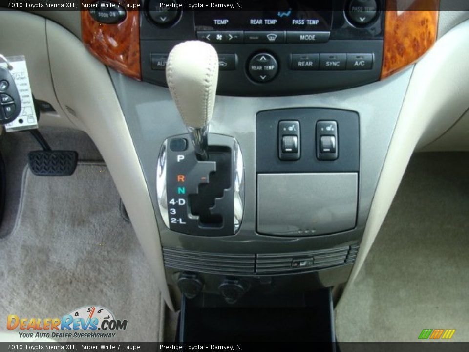 2010 Toyota Sienna XLE Super White / Taupe Photo #11