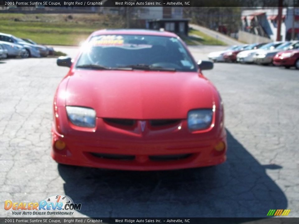 2001 Pontiac Sunfire SE Coupe Bright Red / Graphite Photo #2