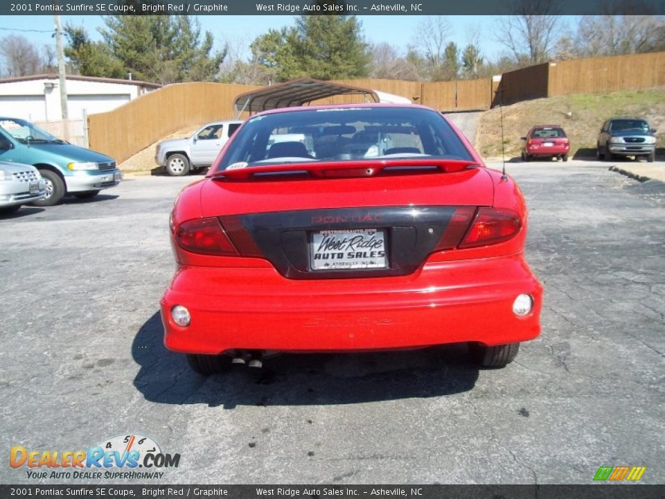 2001 Pontiac Sunfire SE Coupe Bright Red / Graphite Photo #5