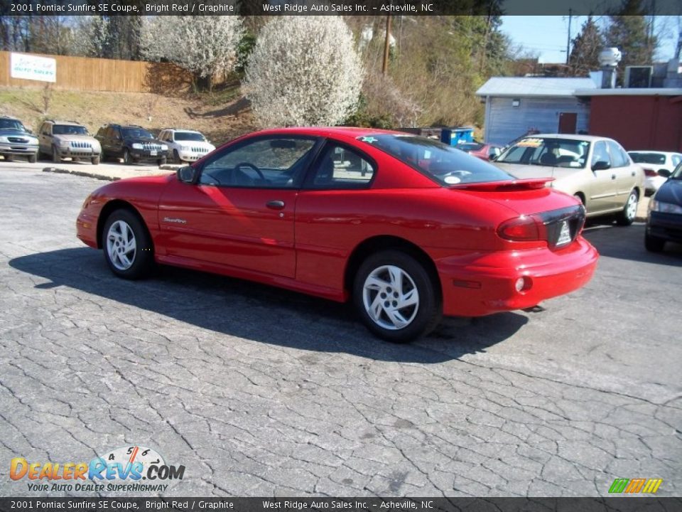 2001 Pontiac Sunfire SE Coupe Bright Red / Graphite Photo #6