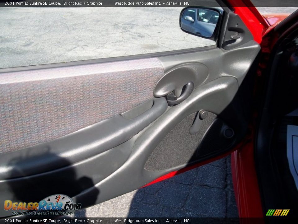 2001 Pontiac Sunfire SE Coupe Bright Red / Graphite Photo #7
