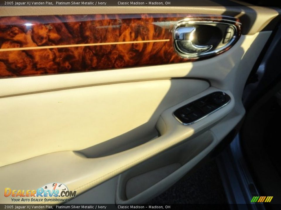 2005 Jaguar XJ Vanden Plas Platinum Silver Metallic / Ivory Photo #2