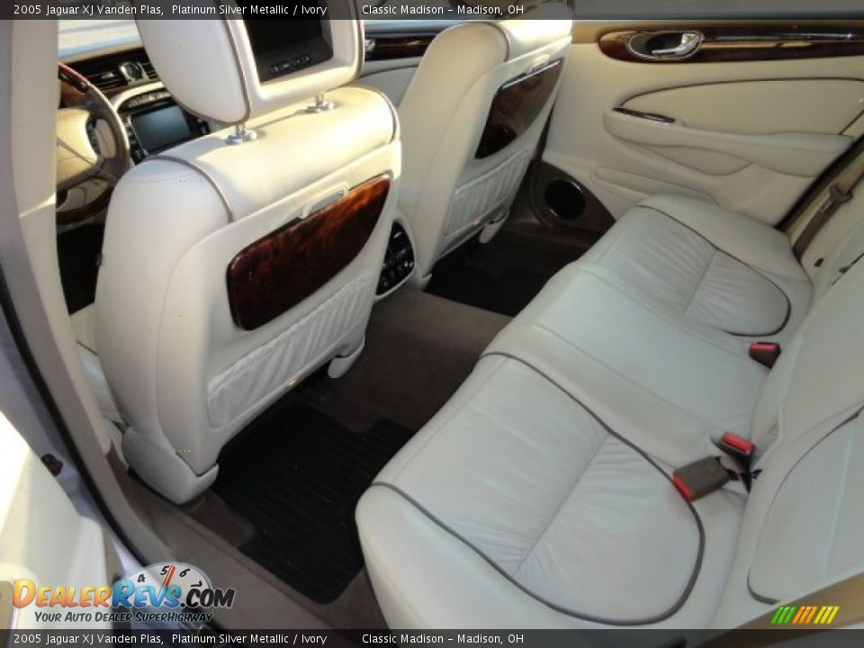 2005 Jaguar XJ Vanden Plas Platinum Silver Metallic / Ivory Photo #9