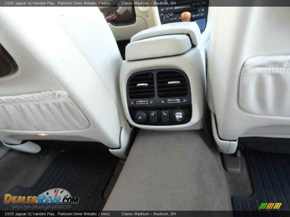 2005 Jaguar XJ Vanden Plas Platinum Silver Metallic / Ivory Photo #12