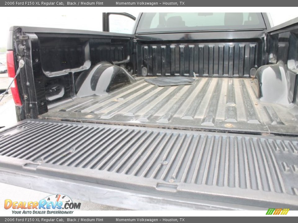 2006 Ford F150 XL Regular Cab Black / Medium Flint Photo #25