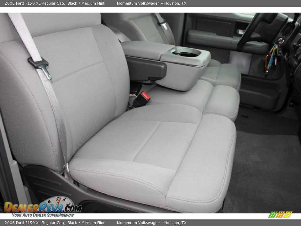 2006 Ford F150 XL Regular Cab Black / Medium Flint Photo #28