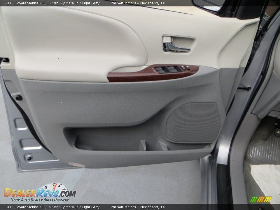 2013 Toyota Sienna XLE Silver Sky Metallic / Light Gray Photo #25