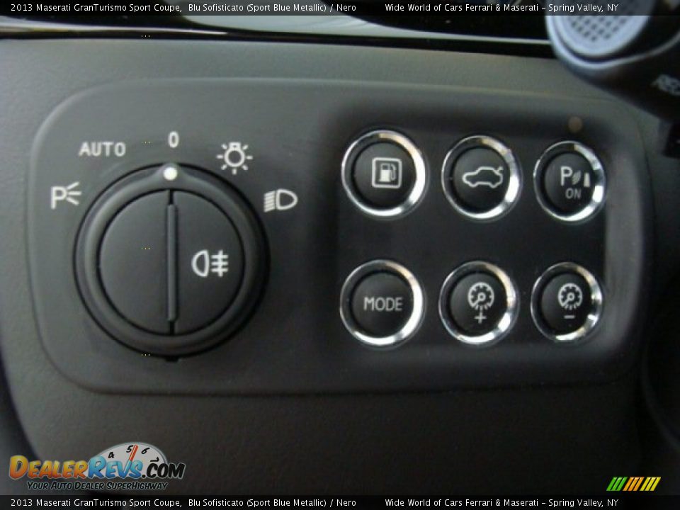 Controls of 2013 Maserati GranTurismo Sport Coupe Photo #16