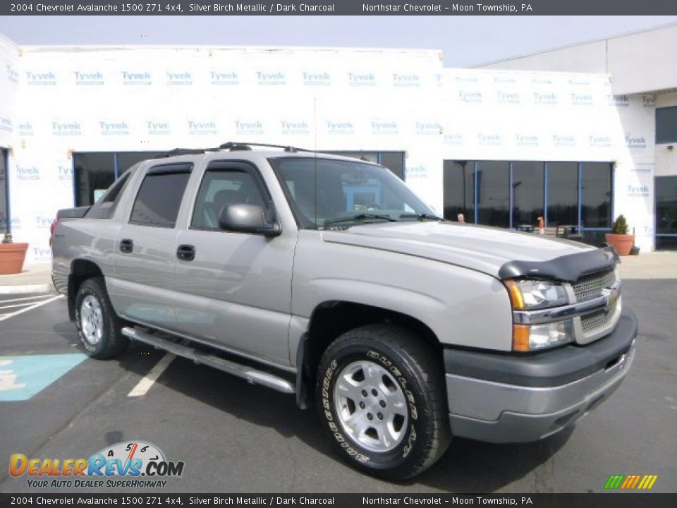 Front 3/4 View of 2004 Chevrolet Avalanche 1500 Z71 4x4 Photo #1