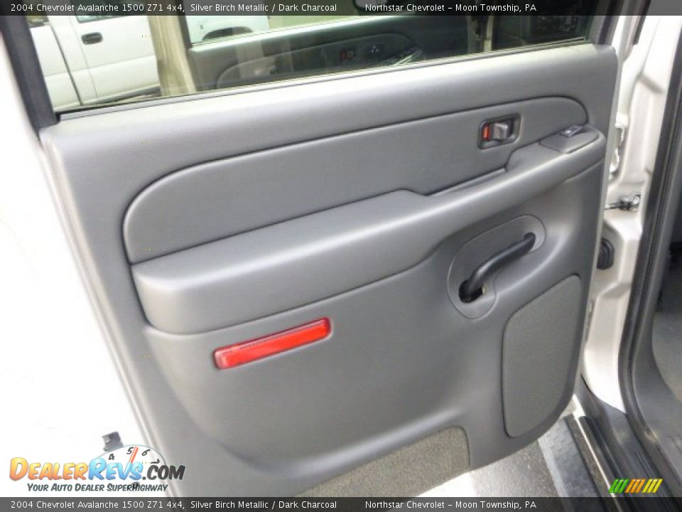 Door Panel of 2004 Chevrolet Avalanche 1500 Z71 4x4 Photo #13