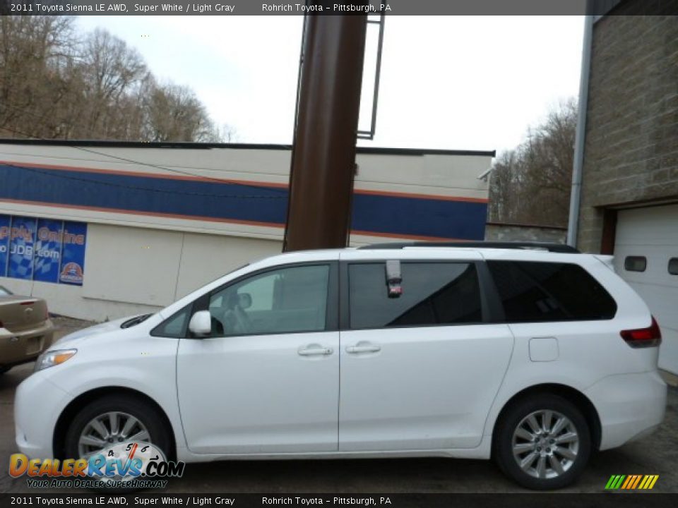2011 Toyota Sienna LE AWD Super White / Light Gray Photo #2