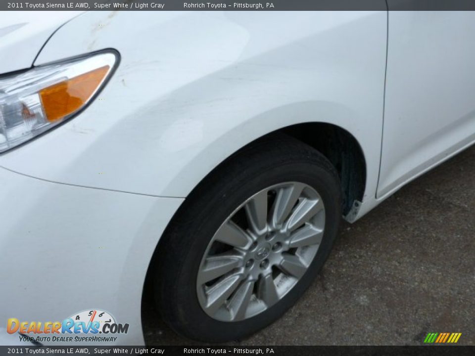 2011 Toyota Sienna LE AWD Super White / Light Gray Photo #8