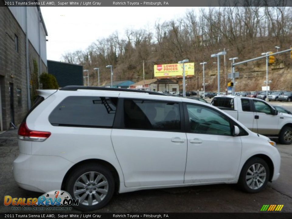 2011 Toyota Sienna LE AWD Super White / Light Gray Photo #10