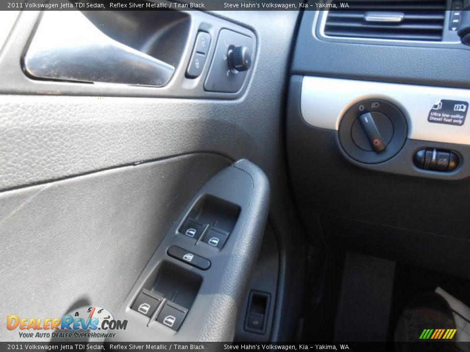2011 Volkswagen Jetta TDI Sedan Reflex Silver Metallic / Titan Black Photo #31