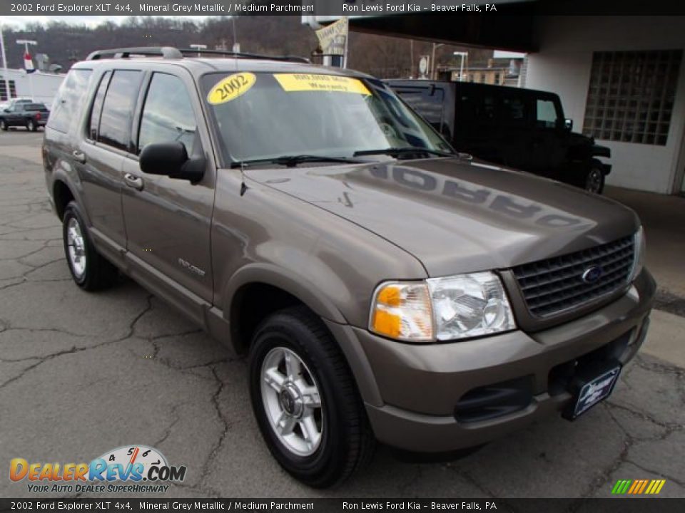 Front 3/4 View of 2002 Ford Explorer XLT 4x4 Photo #2