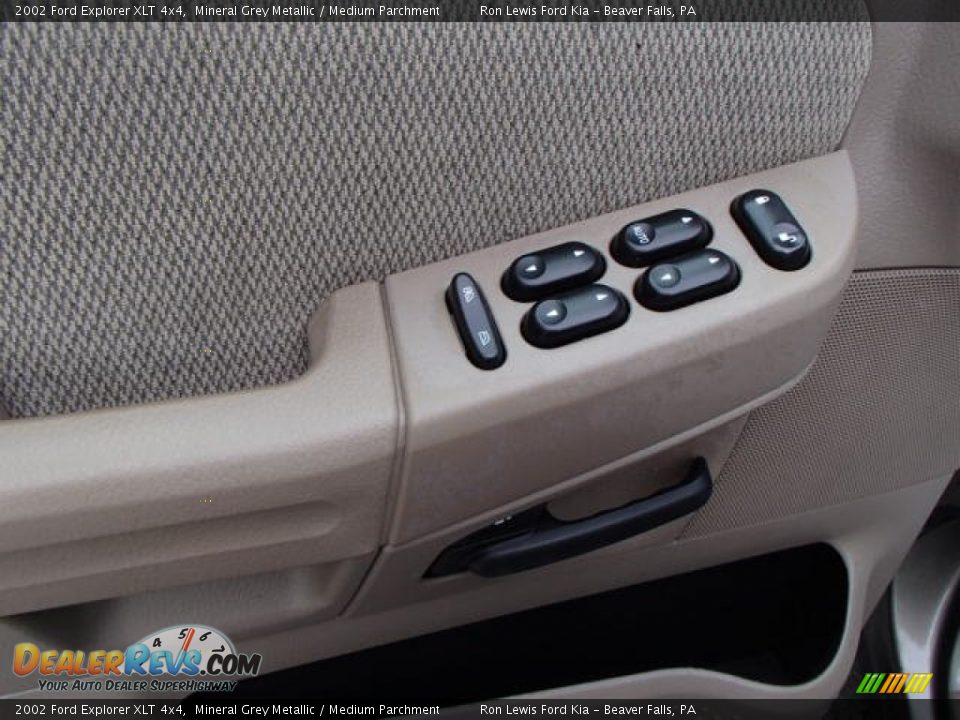 Controls of 2002 Ford Explorer XLT 4x4 Photo #15