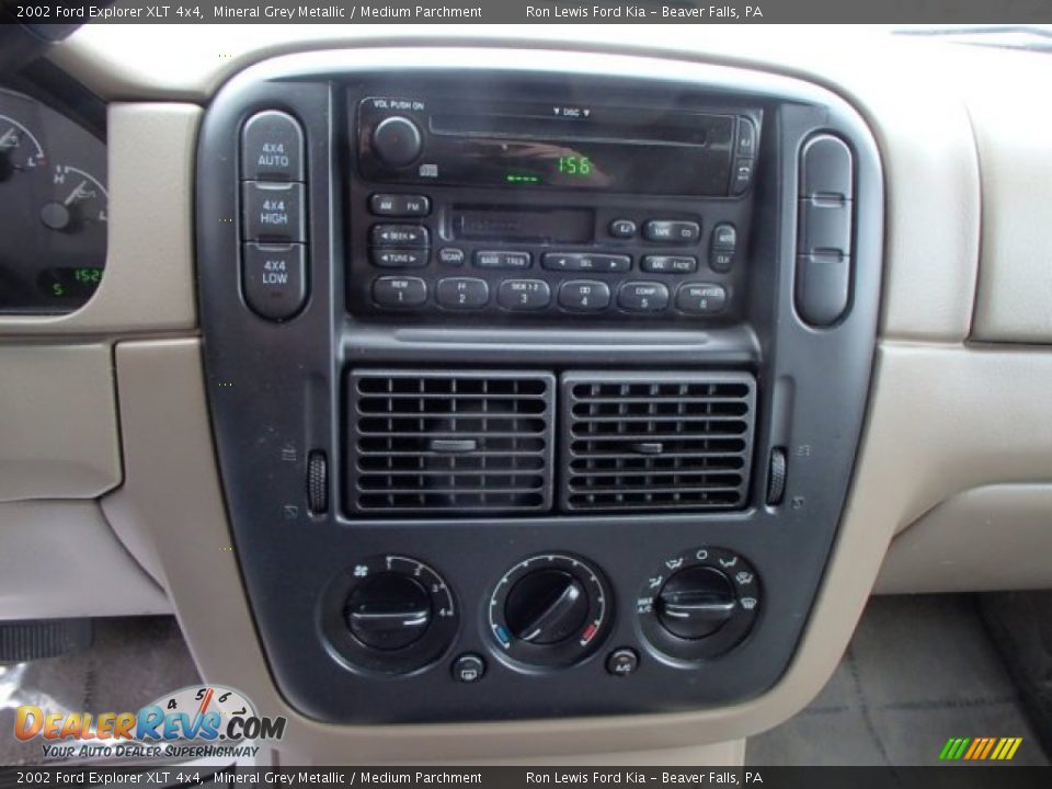 Controls of 2002 Ford Explorer XLT 4x4 Photo #16