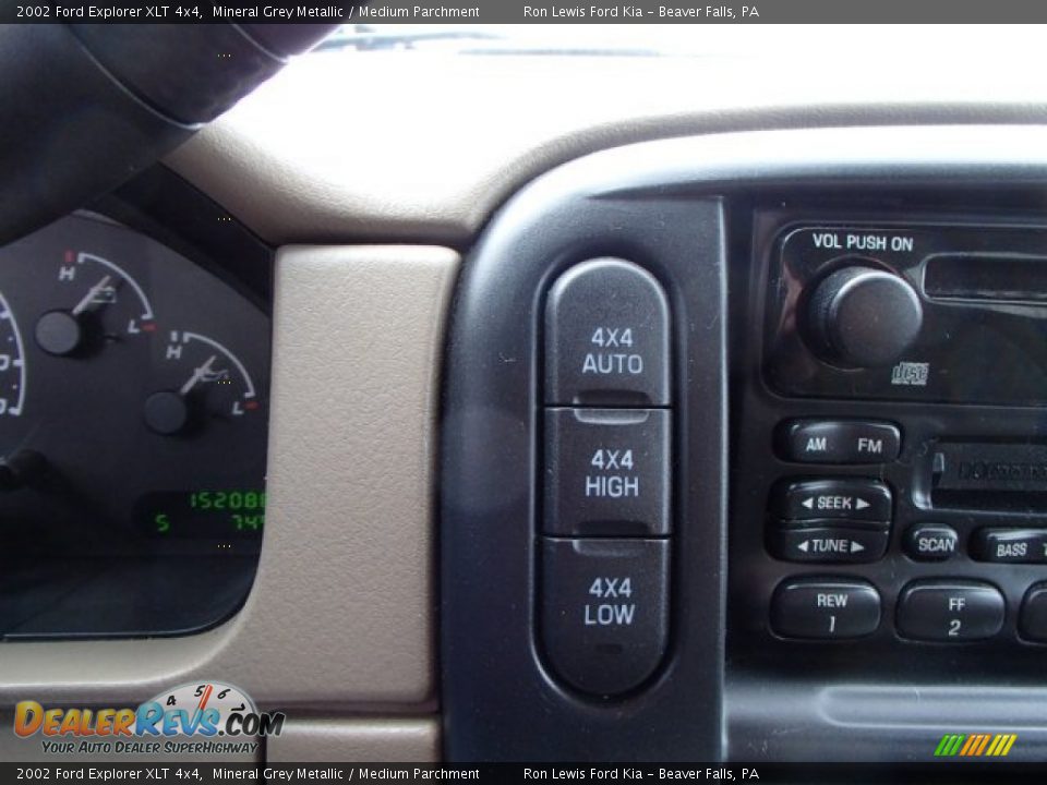 Controls of 2002 Ford Explorer XLT 4x4 Photo #17