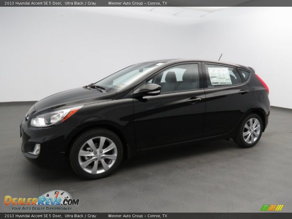 2013 Hyundai Accent SE 5 Door Ultra Black / Gray Photo #1