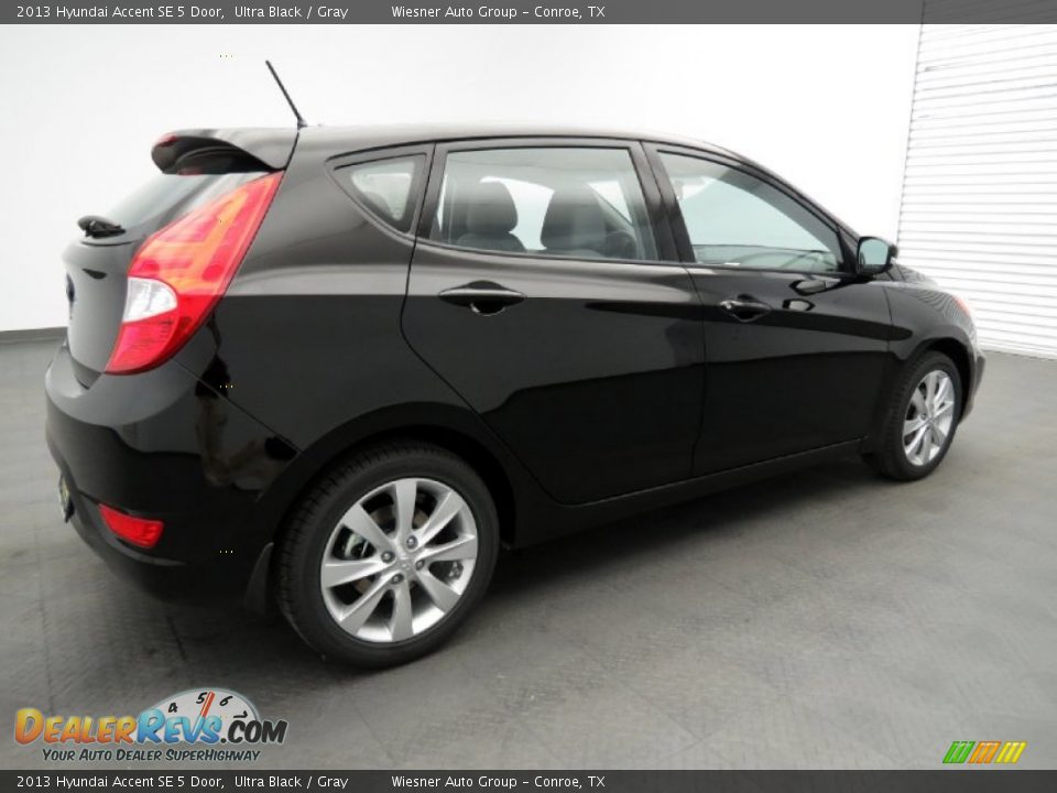 2013 Hyundai Accent SE 5 Door Ultra Black / Gray Photo #2
