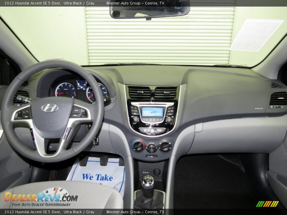 2013 Hyundai Accent SE 5 Door Ultra Black / Gray Photo #3