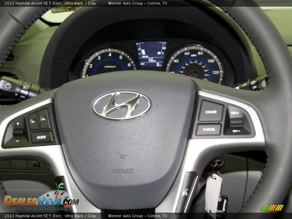 2013 Hyundai Accent SE 5 Door Ultra Black / Gray Photo #4