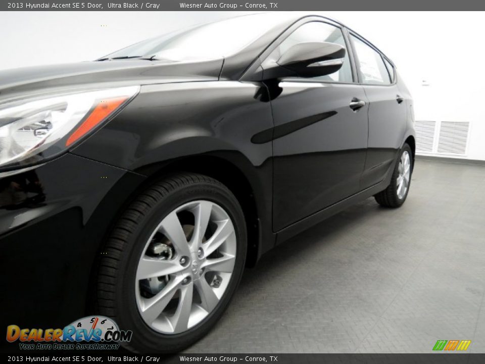 2013 Hyundai Accent SE 5 Door Ultra Black / Gray Photo #5